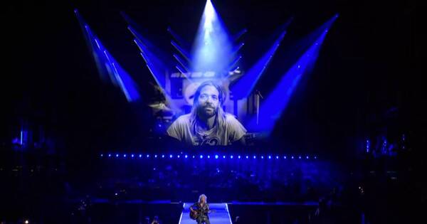 La Nación / Foo Fighters reaparece con emotivo tributo a Taylor Hawkins con la presencia de su hijo en la batería