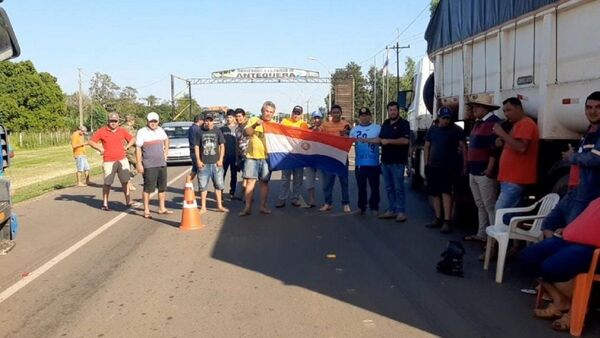 Camioneros se movilizarán desde las 4:00 del lunes por reducción de combustible