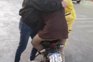 ¡Ay que doloroso! Joven mete su pierna dentro de la rueda de una moto en circulación