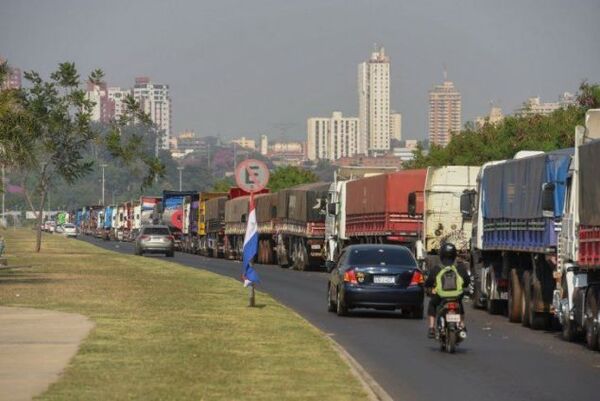 Desde las 04:00 AM los camioneros se movilizan por la reducción del precio del combustible