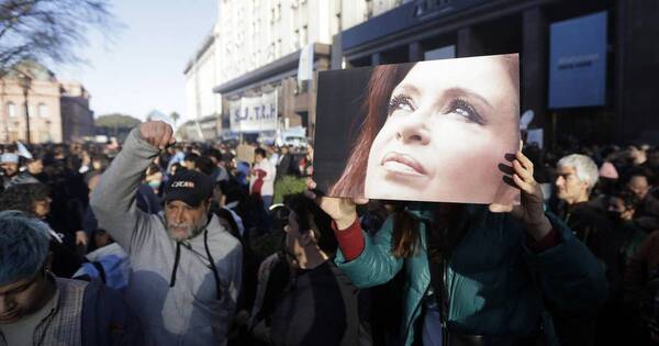 La Nación / Se reanuda juicio contra Cristina Kirchner en un clima social crispado