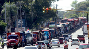Transportistas volverán a movilizarse desde este lunes para exigir baja del combustible - Noticiero Paraguay