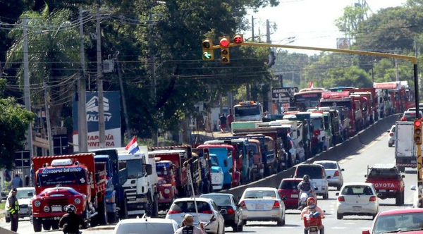 Transportistas volverán a movilizarse desde este lunes para exigir baja del combustible - Noticiero Paraguay
