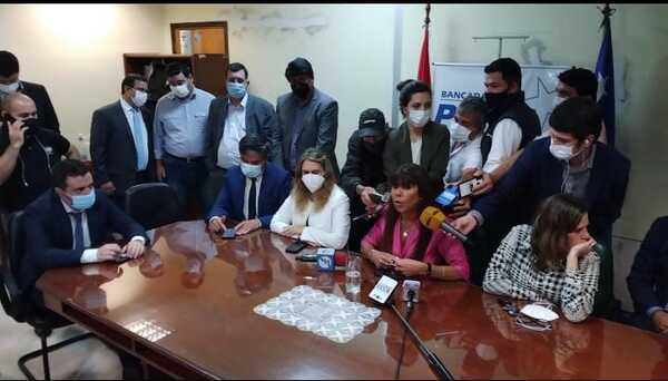 Bancadas de la oposición expresan apoyo a la diputada Celeste Amarilla | 1000 Noticias