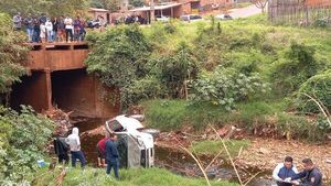 Tras sufrir un desperfecto, camioneta cae del puente y deja tres personas heridas