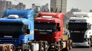 Camioneros inician paro para exigir que el combustible baje G.1.500