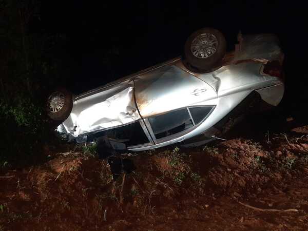 Delincuentes roban vehiculo y vuelcan en San Pedro del Paraná