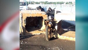 Fallece motociclista que chocó contra tubos de cemento en puente no habilitado