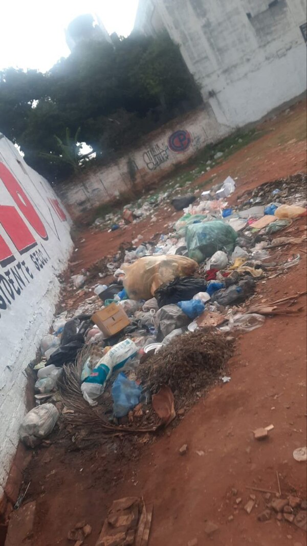 Basuras en los alrededores del Saturio Ríos » San Lorenzo PY