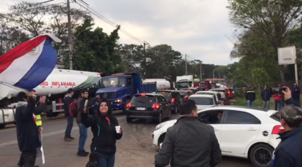 Camioneros instalados frente a Petropar exigen reducción del precio del combustible