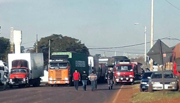 Camioneros piden reducción del gasoil frente a Petropar | OnLivePy