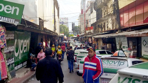 Turistas volvieron a medias el fin de semana a las tiendas del microcentro - La Clave