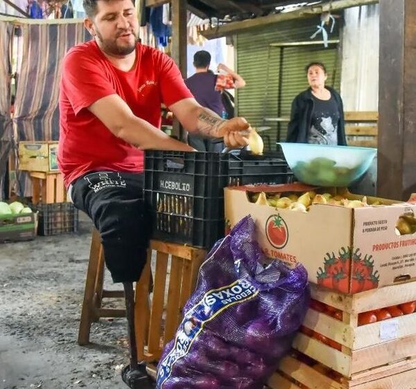 Adaptó con chapa y pedazo de goma pierna sustituta para volver a trabajar