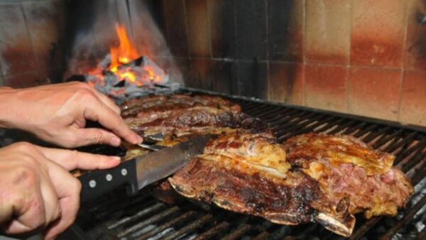 Estaba cenando asado y falleció atragantado