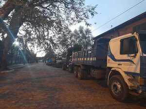 Camioneros y repartidores copan la zona de Petropar exigiendo baja del precio de combustible - Megacadena — Últimas Noticias de Paraguay