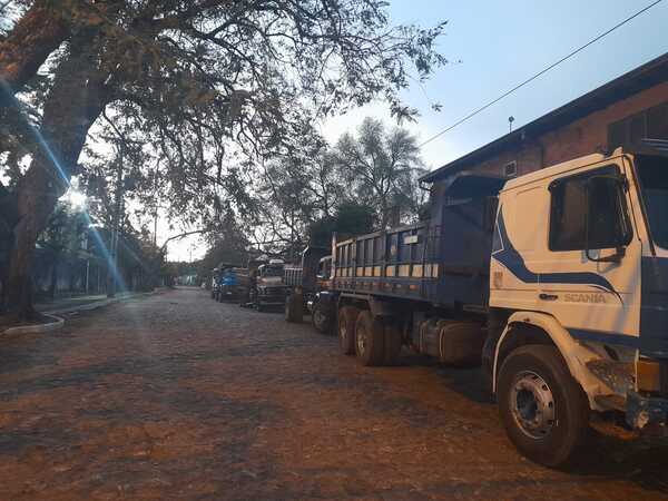 Camioneros y repartidores copan la zona de Petropar exigiendo baja del precio de combustible - Megacadena — Últimas Noticias de Paraguay