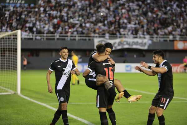 Esteño convierte uno de los goles para triunfo del Decano en CDE - La Clave