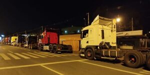 Camioneros se manifiestan frente a Petropar