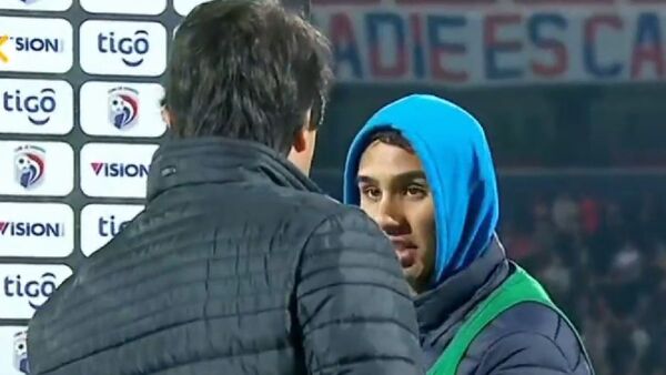 Garnero se toma con los pasapelotas de Cerro Porteño