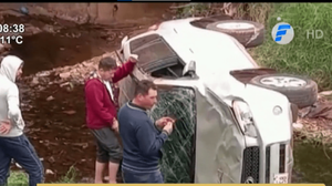 Conductor perdió el control y cayó a un arroyo en Amambay | Noticias Paraguay