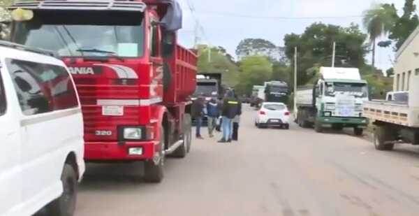 Camioneros inician manifestación exigiendo reducción de precios de combustible
