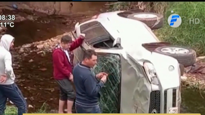 Vehículo perdió el control y cayó a un arroyo en Amambay - Paraguaype.com