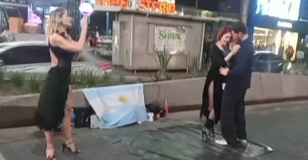 Crónica / Cantante entonó "Recuerdos de Ypacaraí" en plena Avenida Corrientes