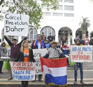 Ciudadanos exigen que Ramón González Daher y su hijo vayan a la cárcel - Policiales - ABC Color