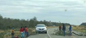 Cierre y cobro ilegal de peaje arriesga actividad turística en Carmelo Peralta - Noticias del Chaco - ABC Color