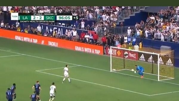 Chicharito se imaginó cosas chingonas y falló un penal "a lo Panenka"