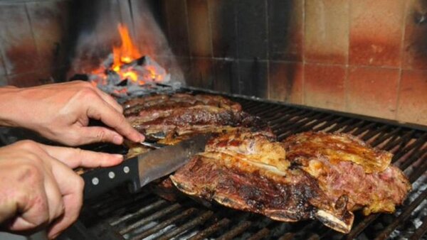 Se atragantó con un pedazo de carne y murió