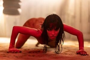 Lali presenta “2 Son 3″ con un video apocalíptico