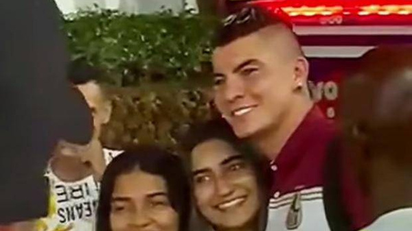 Crónica / [VIDEO] Una fanática le besó y la reacción del futbolista no fue la mejor