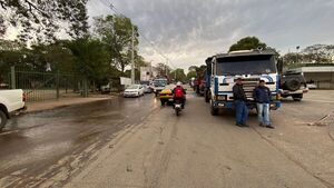 Camioneros se movilizan en inmediaciones de la planta de PETROPAR en Villa Elisa