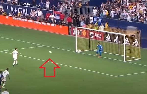 Chicharito picó un penal y entregó la pelota al golero - La Prensa Futbolera
