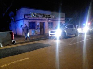 Diario HOY | Acuchillan a dos policías frente a una bodega en Itapúa: atacante logró huir