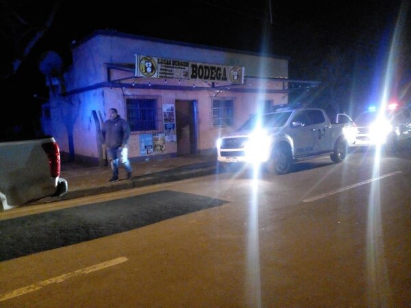 Diario HOY | Acuchillan a dos policías frente a una bodega en Itapúa: atacante logró huir