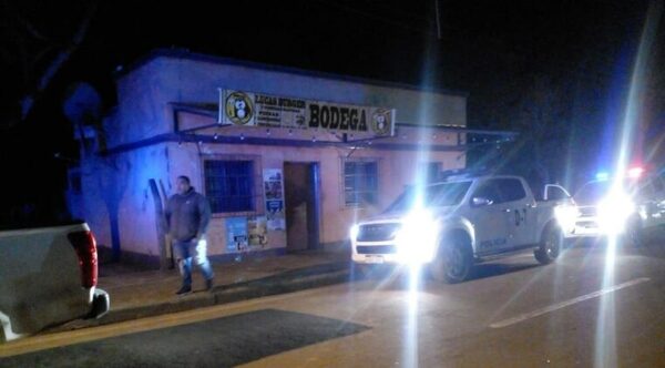 Acuchillan a dos policías frente a una bodega en Itapúa: atacante logró huir