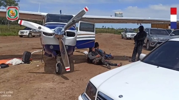 Detienen a 4 personas e incautan 450 kilos de cocaina y una avioneta