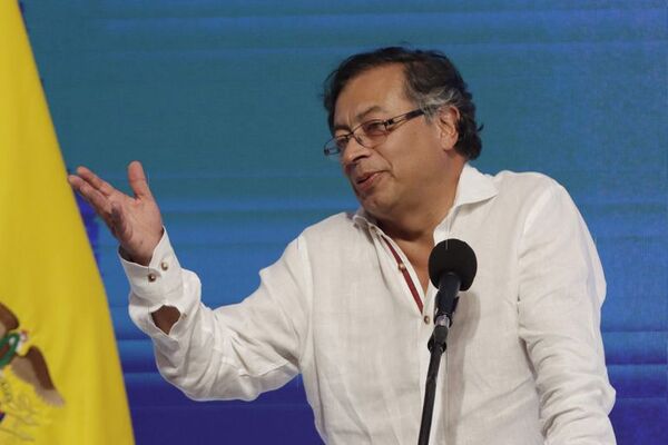 Presidente Petro insiste: “Pinochet está vivo” y le “llueven” las críticas - Mundo - ABC Color