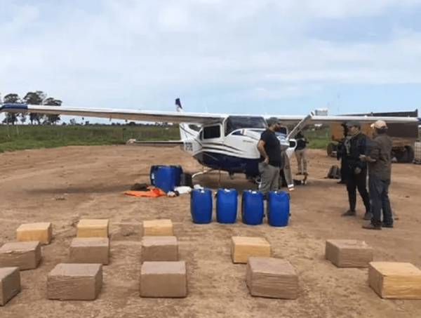 Incautan una aeronave con 440 kilos de cocaína y detienen a cinco personas en Misiones · Radio Monumental 1080 AM