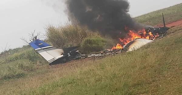La Nación / Avioneta se incendió en Yhú, ocupantes a cara cubierta escaparon del lugar