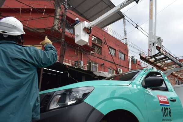 Diario HOY | ANDE realiza verificaciones de las conexiones eléctricas en el Mercado 4
