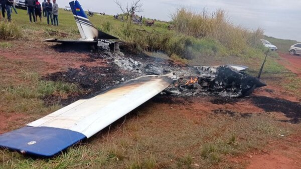 Avioneta con bandera boliviana se incendia en Yhú