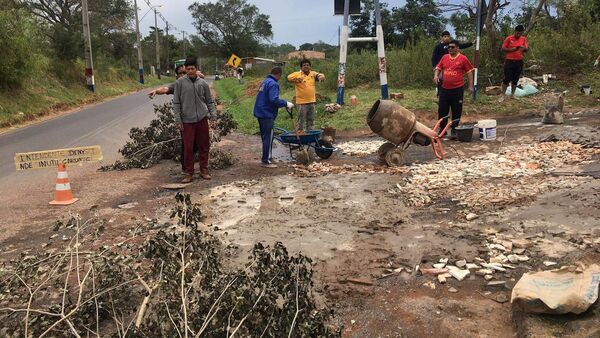 Vecinos de Areguá tapan zanjón y dejan mensaje al intendente