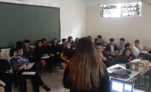 Capacitan a estudiantes sobre los derechos del consumidor