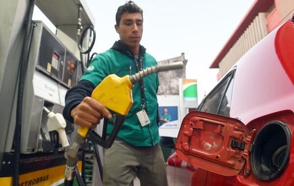 Conacom analiza sumario por falta de ajustes de precios de combustibles - Economía - ABC Color