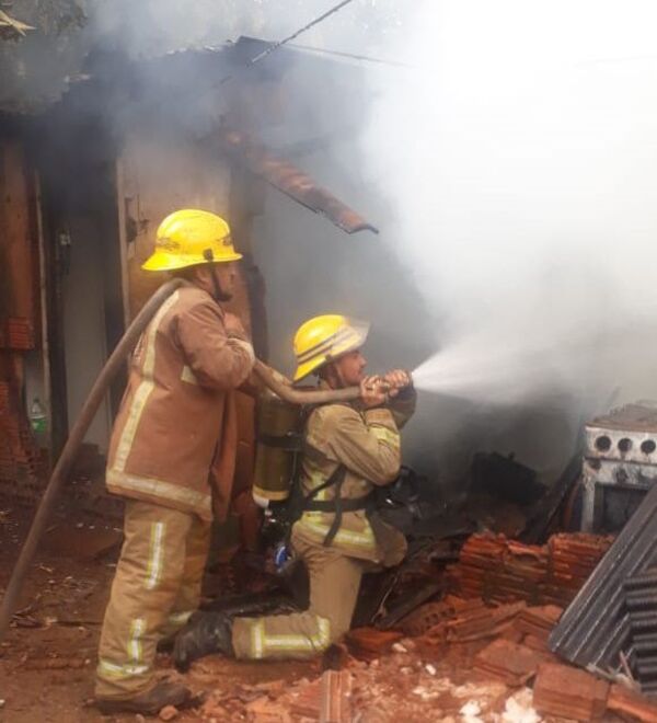 Incendio arrasó con una casa ubicada en Pedro Juan Caballero - Nacionales - ABC Color