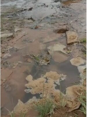 Pérdida de agua en barrio Kennedy de Lambaré - Crónicas Ciudadanas - ABC Color