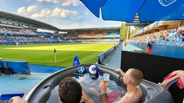 Vieron un partido en el estadio desde un jacuzzi